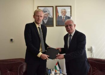 وزير الخارجية الفلسطيني يتسلم أوراق تعيين ممثل الصليب الأحمر لدى فلسطين