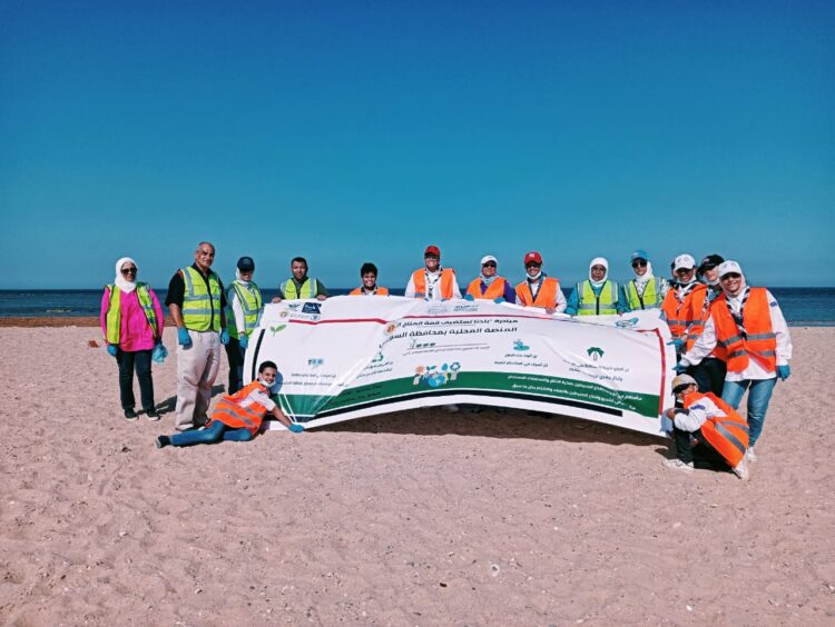 معسكر لنظافة شواطئ السخنة وندوة للحد من المخلفات البحرية 1 معسكر لنظافة شواطئ السخنة وندوة للحد من المخلفات البحرية