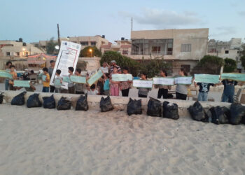 استعدادا لمؤتمر المناخ  حملة  لتنظيف الشاطىء بسواعد أطفال العريش