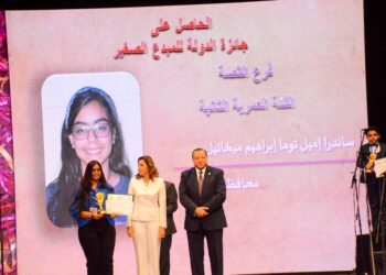 مدارس الإنجيلية تحتفل بفوز طالبة بمدارسها بجائزة الدولة للمبدع الصغير