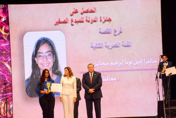 مدارس الإنجيلية تحتفل بفوز طالبة بمدارسها بجائزة الدولة للمبدع الصغير