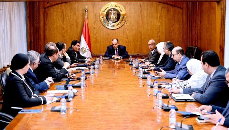 وزير التجارة والصناعة يبحث مع عدد من اعضاء مجلس النواب التحديات التى تواجه المستثمرين .. ويكلف قيادات الوزارة بتقديم المزيد من المرونة للتيسير على المستثمرين 1 وزير التجارة والصناعة يبحث مع عدد من اعضاء مجلس النواب التحديات التى تواجه المستثمرين .. ويكلف قيادات الوزارة بتقديم المزيد من المرونة للتيسير على المستثمرين