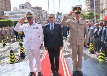 محافظ الغربية يضع إكليلا من الزهور على النصب التذكاري بمناسبة نصر أكتوبر المجيد