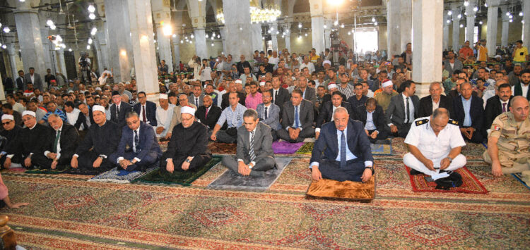 احتفالا بالعيد القومي محافظ الغربية ومفتي الديار المصرية يؤديان صلاة الجمعة بالمسجد الأحمدي بطنطا