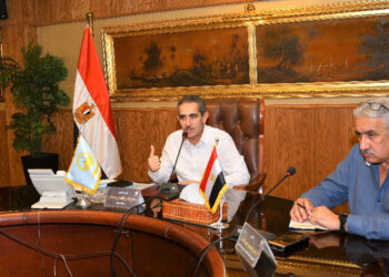 محافظ الغربية يجتمع بكبار تجار المواد الغذائية ويوجه بتشديد الرقابة على الأسواق