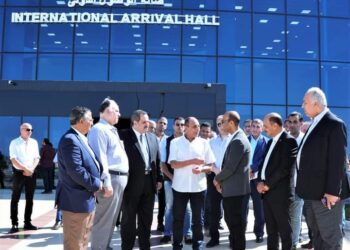 وزير الطيران المدني يوجه بسرعة الإنتهاء من أعمال التطوير وإستخدام الطاقة الشمسية بمطار سفنكس الدولي