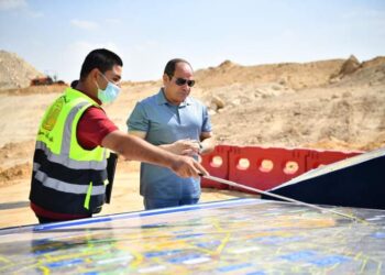 الرئيس السيسي يتفقد الأعمال الإنشائية لتطوير عدد من الطرق والمحاور بالقاهرة الكبرى