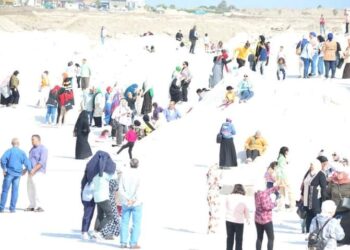 بورسعيد .. جبال الملح .. إقبال المواطنين خلال عطلة نهاية الأسبوع مع إستمرار توافد رحلات اليوم الواحد