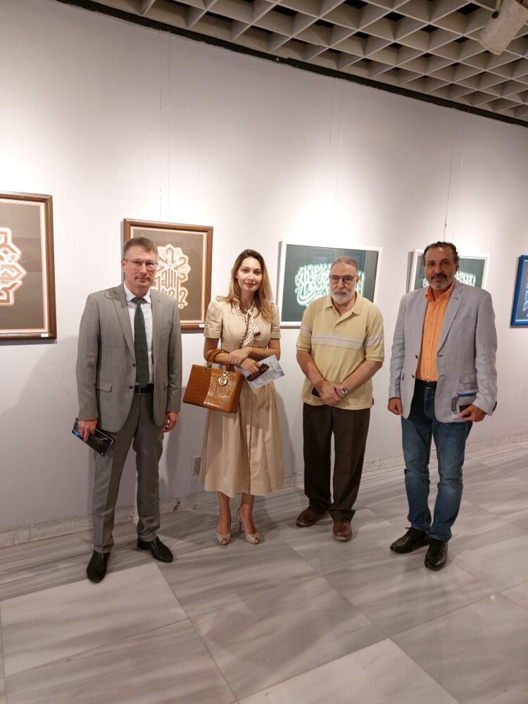 زيارة روسية لمعرض “قبس من نور الله” 1 زيارة روسية لمعرض “قبس من نور الله”