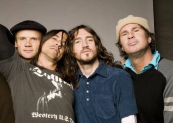 فرقة ” Red Hot Chili Peppers ” الشهيرة تفاجئ جمهورها بألبومها الثاني خلال عام