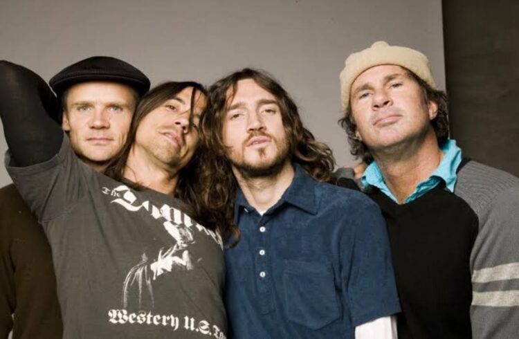 فرقة ” Red Hot Chili Peppers ” الشهيرة تفاجئ جمهورها بألبومها الثاني خلال عام