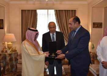 بحضور أبو الغيط .. المنظمة العربية للسياحة تمنح السفير حسام زكي وسام السياحة العربية من الدرجة الأولى