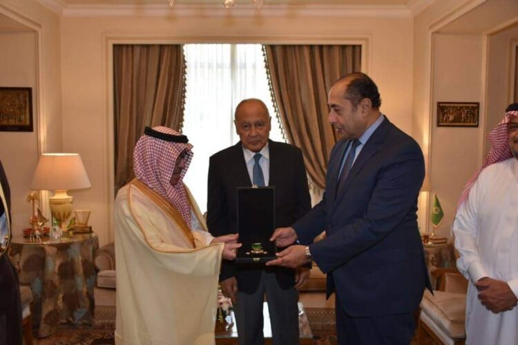 بحضور أبو الغيط .. المنظمة العربية للسياحة تمنح السفير حسام زكي وسام السياحة العربية من الدرجة الأولى