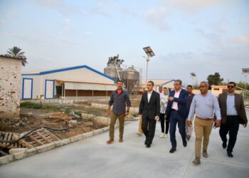 رحمي يتفقد مشروع إنتاج البيض ويباشر أعمال رصف طريق سوق المواشي