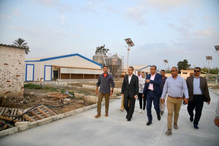 رحمي يتفقد مشروع إنتاج البيض ويباشر أعمال رصف طريق سوق المواشي 1 رحمي يتفقد مشروع إنتاج البيض ويباشر أعمال رصف طريق سوق المواشي