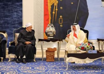 الملك حمد بن عيسى آل خليفة ملك البحرين يستقبل شيخ الأزهر في مطار قاعدة الصخير الجوية