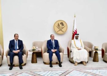 الشيخ عبد الله بن حمد آل ثاني نائب أمير دولة قطر يستقبل الرئيس السيسي بمطار الدوحة
