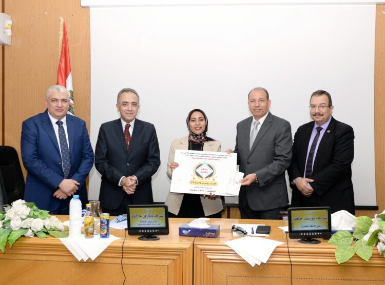 جامعة المنصورة تكرم الفائزين بأفضل 8 بحوث علمية تطبيقية لحلول المشكلات البيئية بكلية العلوم 1 جامعة المنصورة تكرم الفائزين بأفضل 8 بحوث علمية تطبيقية لحلول المشكلات البيئية بكلية العلوم