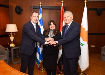 وزيرة الهجرة ونظيريها القبرصي واليوناني يعقدون مؤتمرا صحفيًا لإعلان نتائج الاجتماع الثلاثي حول “نوستوس”