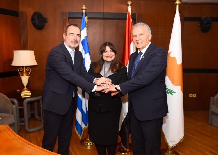 وزيرة الهجرة ونظيريها القبرصي واليوناني يعقدون مؤتمرا صحفيًا لإعلان نتائج الاجتماع الثلاثي حول “نوستوس”