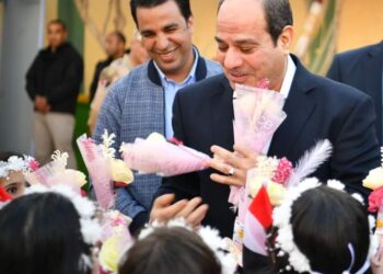 باقات ورود للرئيس السيسي من الأطفال الفتيات بمدرسة الحصص بشربين