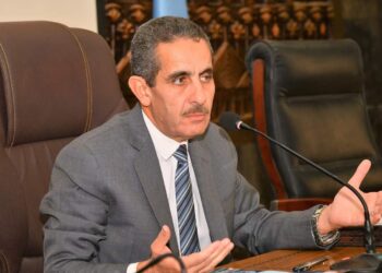 محافظ الغربية في اجتماعه برؤساء المراكز والأحياء يوجه بالمتابعة اليومية للمشروعات القومية