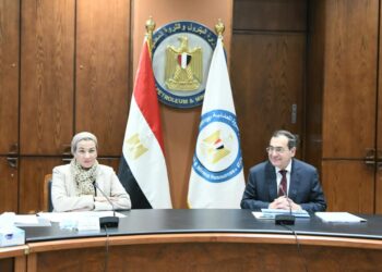 وزيرا البيئة والبترول يبحثان جهود التوافق البيئى لشركات البترول بمحافظتى السويس والبحر الأحمر