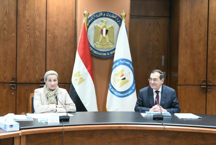 وزيرا البيئة والبترول يبحثان جهود التوافق البيئى لشركات البترول بمحافظتى السويس والبحر الأحمر