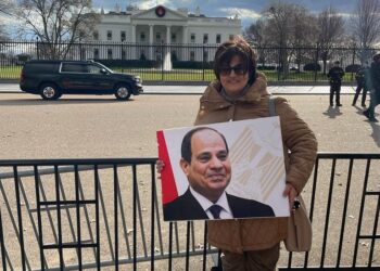 مواطنة مصرية ترفع صورة الرئيس السيسي أمام البيت الأبيض