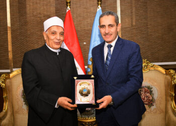 محافظ الغربية يكرم الشيخ عصام بكر لبلوغه سن المعاش