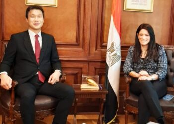 السفير الكوري ” هونغ جين ووك ” ووزيرة التعاون الدولي ” رانيا المشاط ” يناقشان طريقة تعزيز التعاون الإنمائي الثنائي