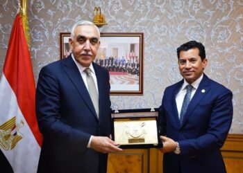 سفير جُمهوريَّة العراق في القاهرة يسلم دعوة إلى وزير الشباب والرياضة المصري