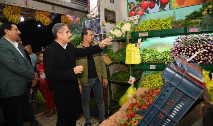 محافظ الغربية يفاجئ محال بيع السلع الغذائية في جولة ليلية 1 محافظ الغربية يفاجئ محال بيع السلع الغذائية في جولة ليلية