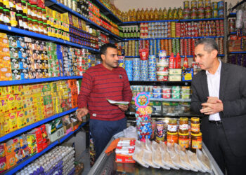 محافظ الغربية يتفقد محال بيع السلع الغذائية بكفر الزيات وطنطا