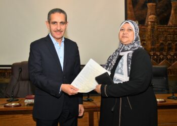 محافظ الغربية يوقع ويسلم ١٤٥ عقد لتقنيين التعديات على الاراضي الزراعية