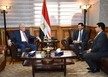 وزير الرياضة يبحث مع محافظ جنوب سيناء استعدادات إقامة المهرجان المصرى الإماراتى الثانى لرياضة الهجن والتراث