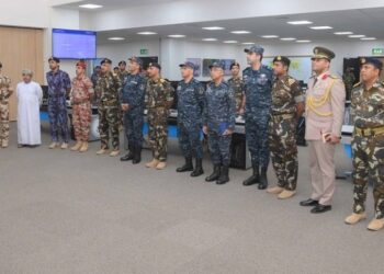 قائد القوات البحرية المصرية يزور مركز الأمن البحري في سلطنة عُمان