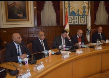 محافظ القاهرة يجتمع بالغرفة التجارية لبحث استعدادات “رمضان” وضبط السوق