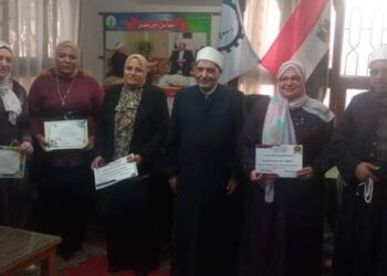 بكر يكرم الأطفال الفائزين في مسابقة الأزهري الصغير والمعلمة القدوة علي مستوي الجمهورية