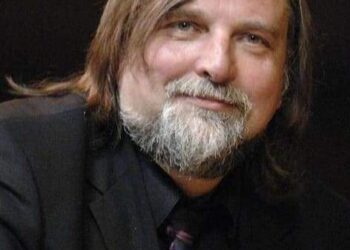 علي مسرح تشايكوفسكي بالروسي ” جروخوفسكي ” يعزف موسيقي الجاز