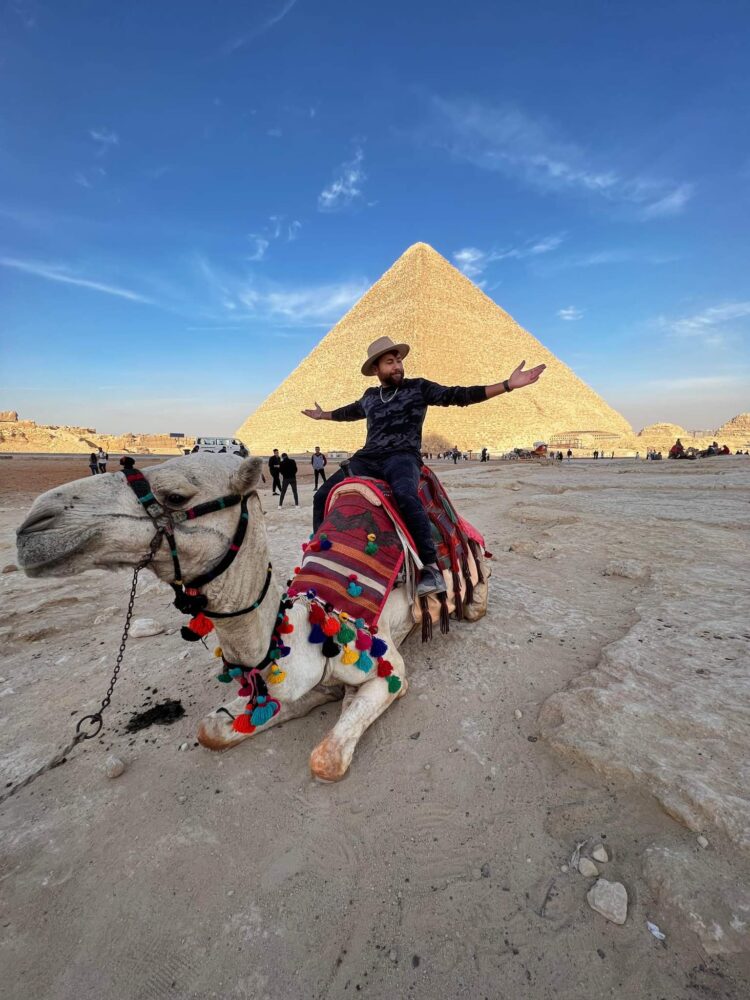 ” مهاجر مصري ” يدعم الشباب المصري بالنصائح والخبرات المكتسبة من سنين الهجرة