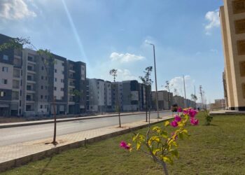 وزير الإسكان يستعرض الموقف التنفيذي للمشروعات السكنية والمرافق بمدينة " العبور الجديدة "