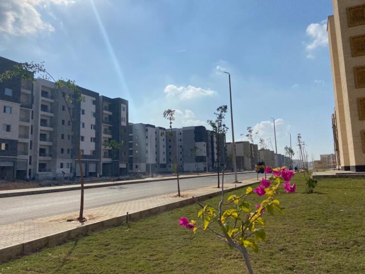 وزير الإسكان يستعرض الموقف التنفيذي للمشروعات السكنية والمرافق بمدينة " العبور الجديدة "