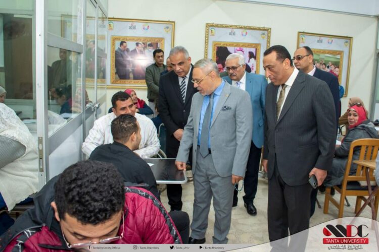رئيس جامعة طنطا يتفقد مركز رعاية الطلاب المكفوفين والمعاقين بكلية الآداب
