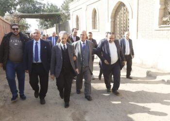 رئيس الوفد يزور قبري الزعيمين مصطفى النحاس وفؤاد سراج الدين ويضع إكليلاً من الزهور