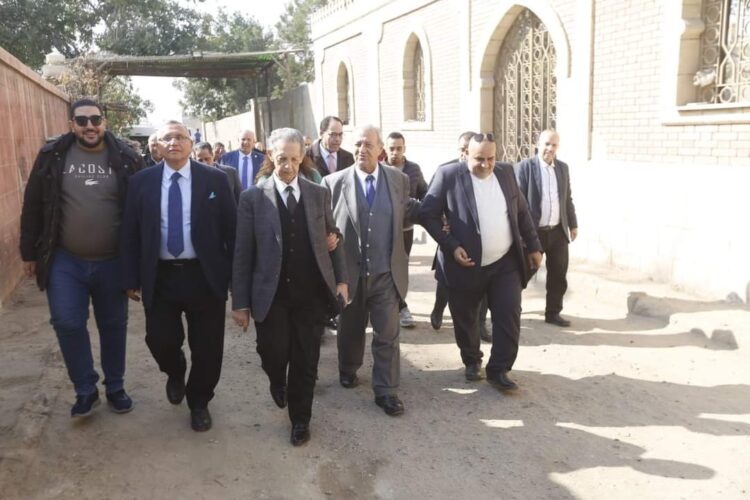 رئيس الوفد يزور قبري الزعيمين مصطفى النحاس وفؤاد سراج الدين ويضع إكليلاً من الزهور