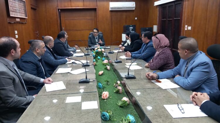 وكيل الوزارة يعقد اجتماعاً بمسئولي وحدة التواصل والدعم للمعلمين لوضع استراتيجيات العمل