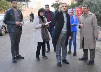 رحمي يتفقد أعمال تركيب المطبات الشوكية في طريق عدلي منصور والكورنيش