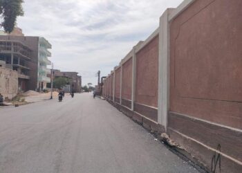 محافظ الأقصر: مواصلة العمل في رصف الطرق وفق رؤية متكامة للحفاظ علي الوجه الحضاري للمحافظة