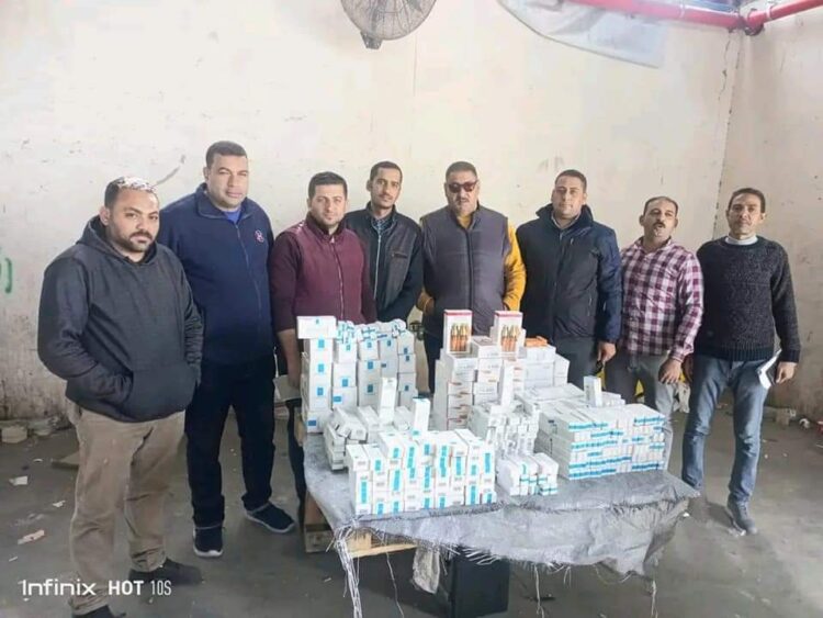 جمارك سفاجا تضبط 7 محاولات تهرب جمركي لعدد من الأسلحة البيضاء والملابس